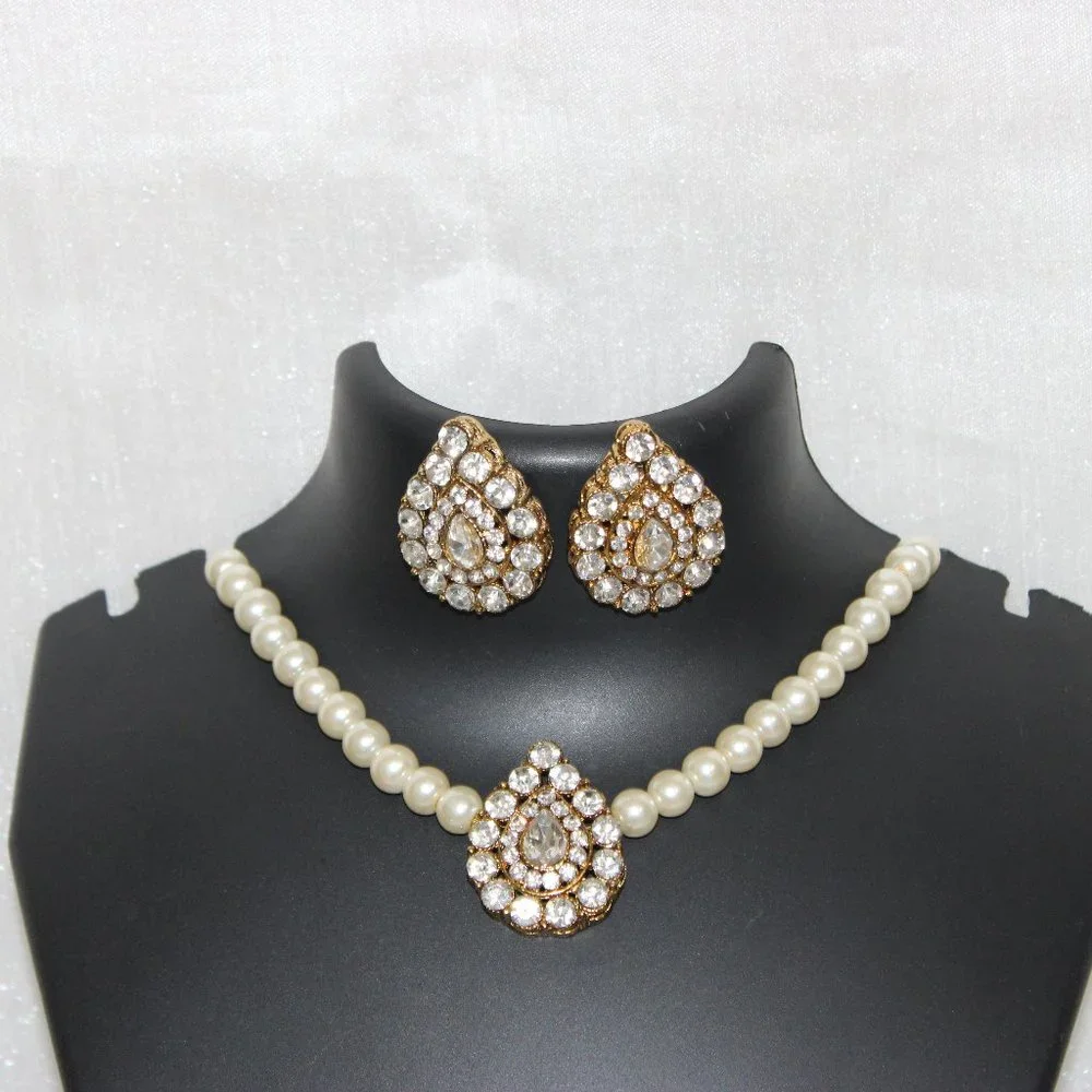 White Pearl Kundan Jewellery Set - Picture 1 of 1